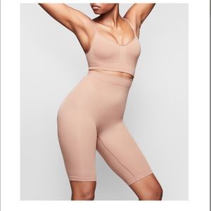 SKIMS Sculpting Short Above The Knee S/M